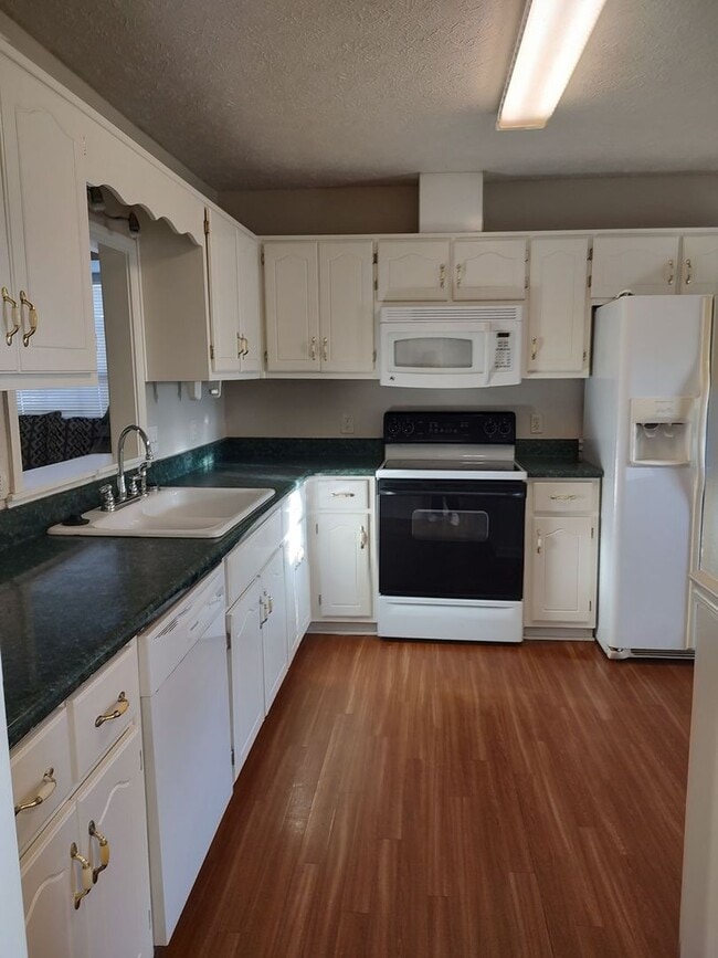 Building Photo - Beautiful 3Bed/2Ba Retreat, Centrally Located to EVERYTHING in PCB!