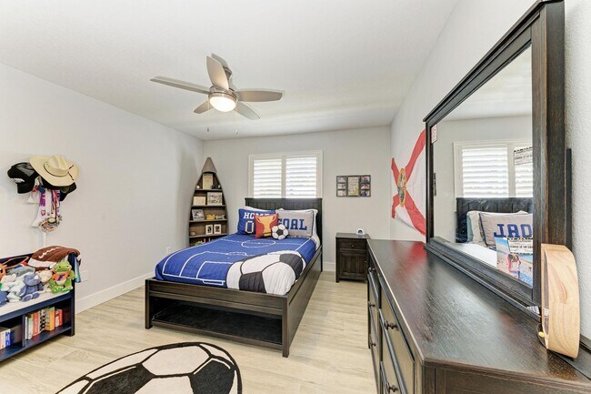 Building Photo - Furnished/Unfurnished ** Annual Rental ** Available 5/1/26 ** 4 Bed/2 Bath Single Family Home ** ...