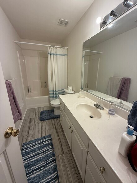 Full bathroom 2 - 1308 Crosswood Ln