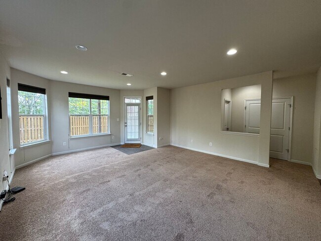 Building Photo - Luxurious 3 Bed 2.5 Bath End-Unit Townhome...