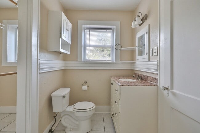 Building Photo - 607 Lakeview Dr