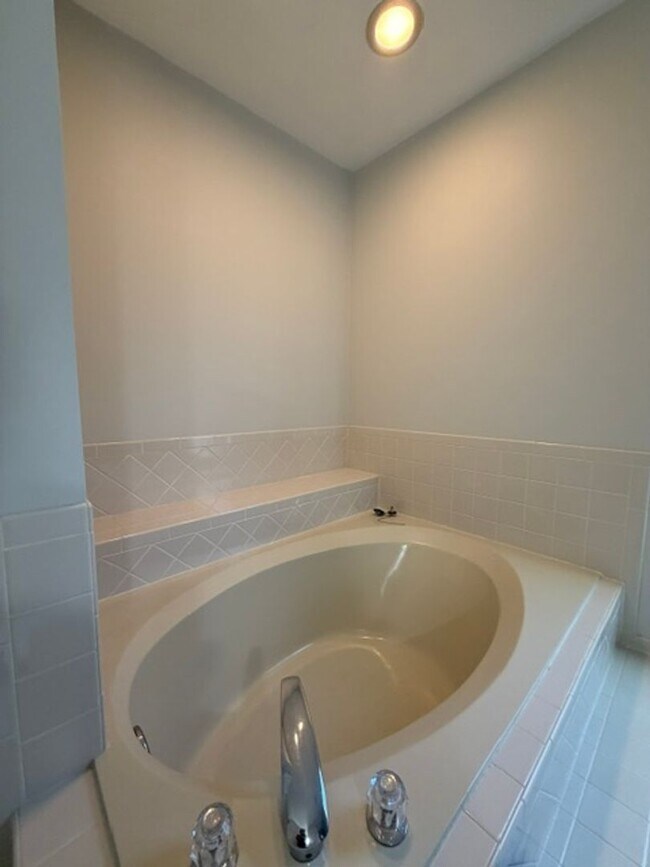Building Photo - SPACIOUS SF HOME IN GERMANTOWN
