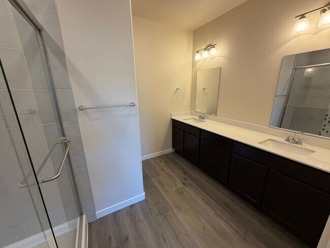 Building Photo - Brand New Townhome in Sparks!