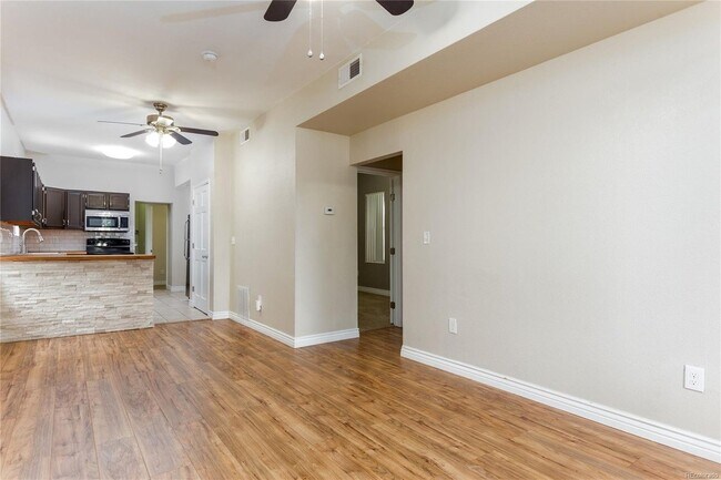Building Photo - Unbeatable Sunnyside Location!