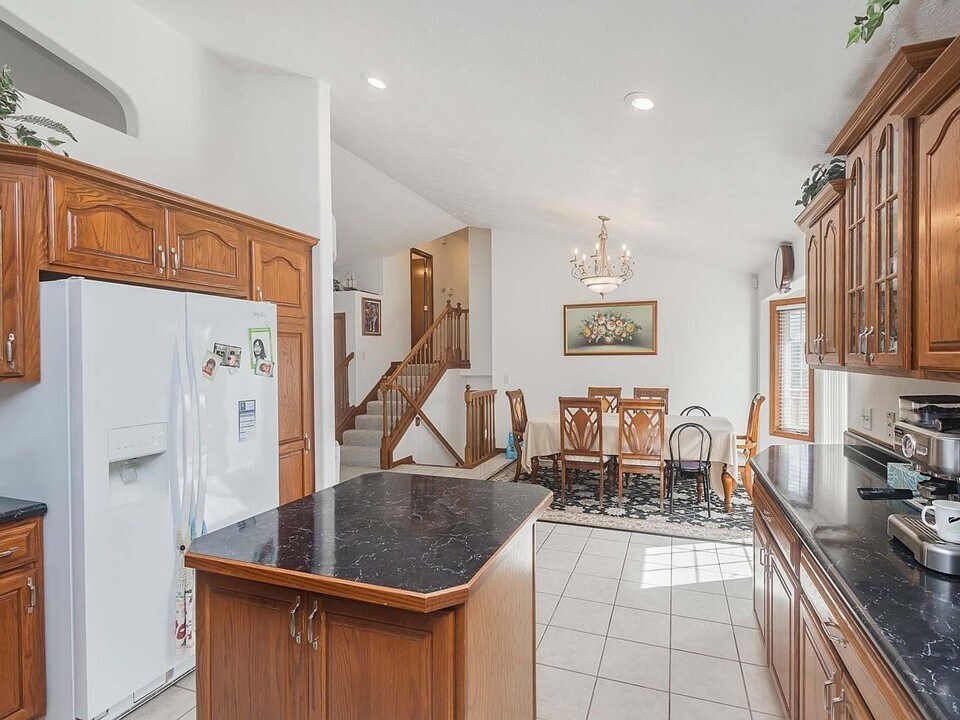 Building Photo - 809 S Outlook Dr