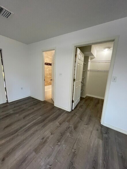 Building Photo - 5003 Regina Dr