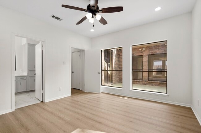 Building Photo - 3223 Country Club Blvd