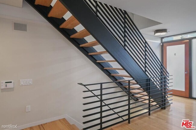 Building Photo - 2726 Montana Ave