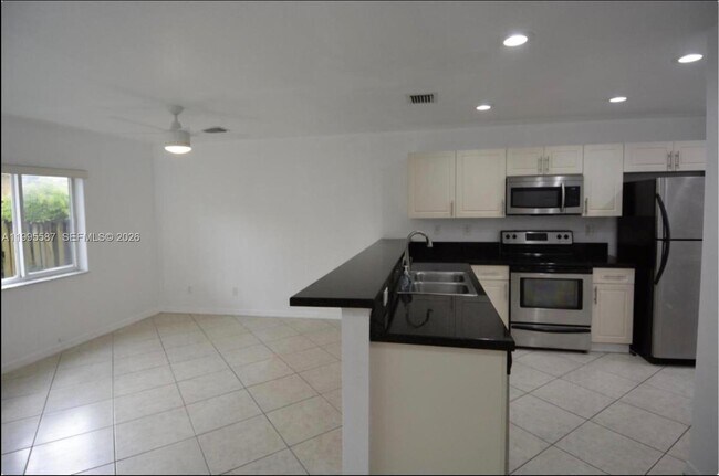 Building Photo - 324 NE 3rd St