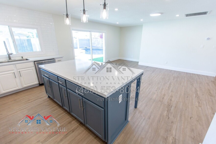 Building Photo - 433 W Santa Cruz Dr