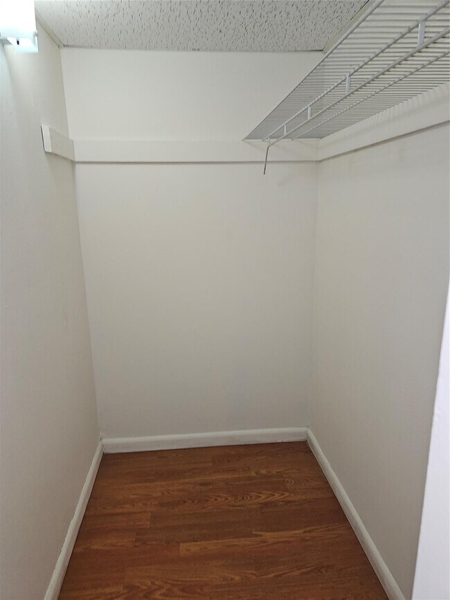 Building Photo - 500 Bayview Dr