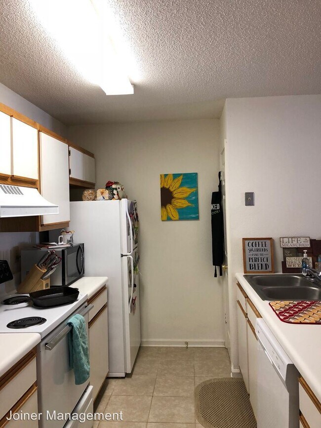 Building Photo - 120 Mark Twain Cir