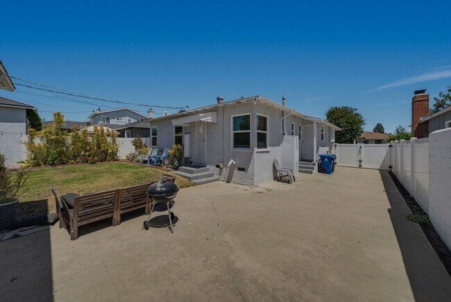 Building Photo - 8339 Kenyon Ave