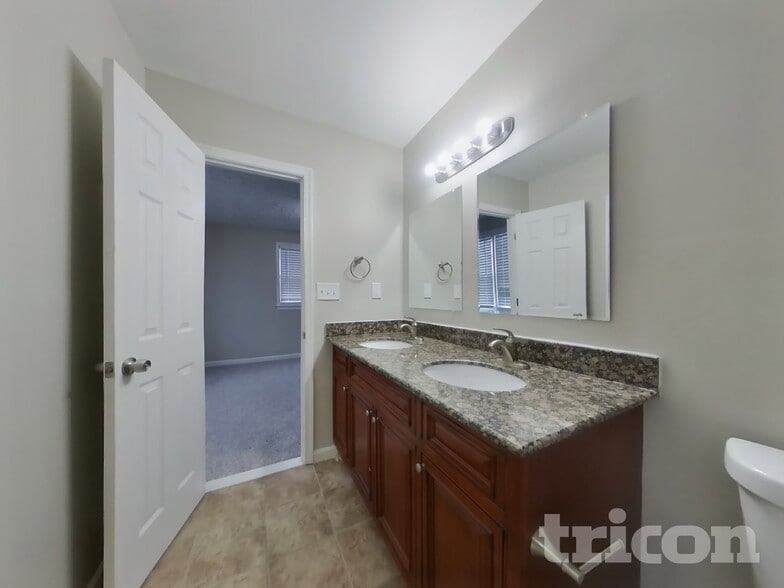 Building Photo - 2933 Sabal Palm Dr