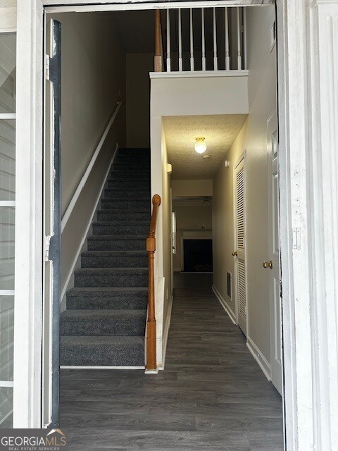 Building Photo - 5675 Hampton Ct