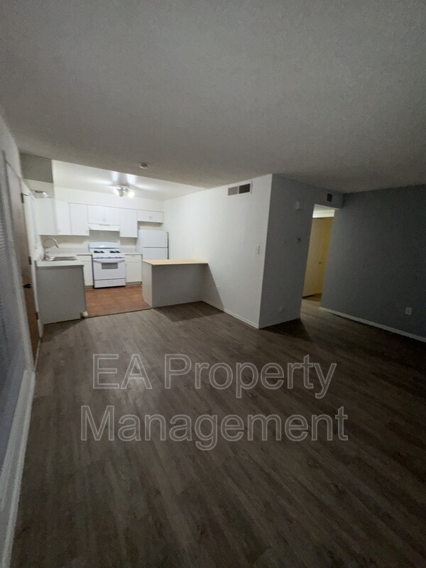 Building Photo - 1212 Chelwood Park Blvd NE