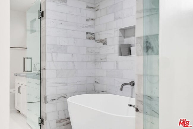 Building Photo - 701 Sierra Dr