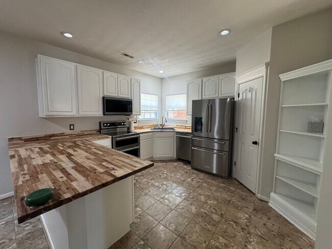 Building Photo - Beautifully Spacious Chesapeake Home