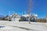 Building Photo - 221 Lonepine Dr