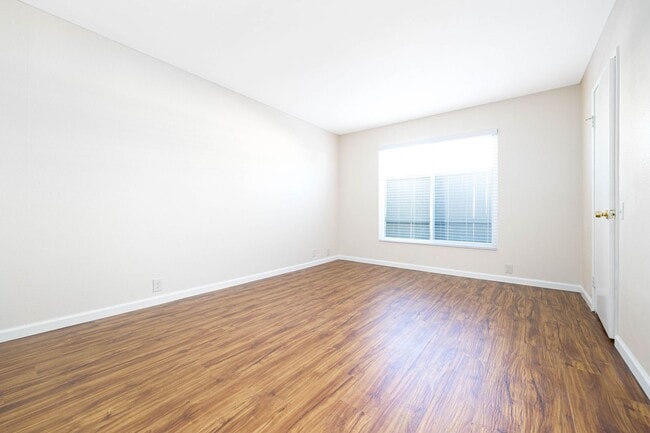 Building Photo - Spacious 4 Bedroom Townhouse in the Heart of Mira Mesa!