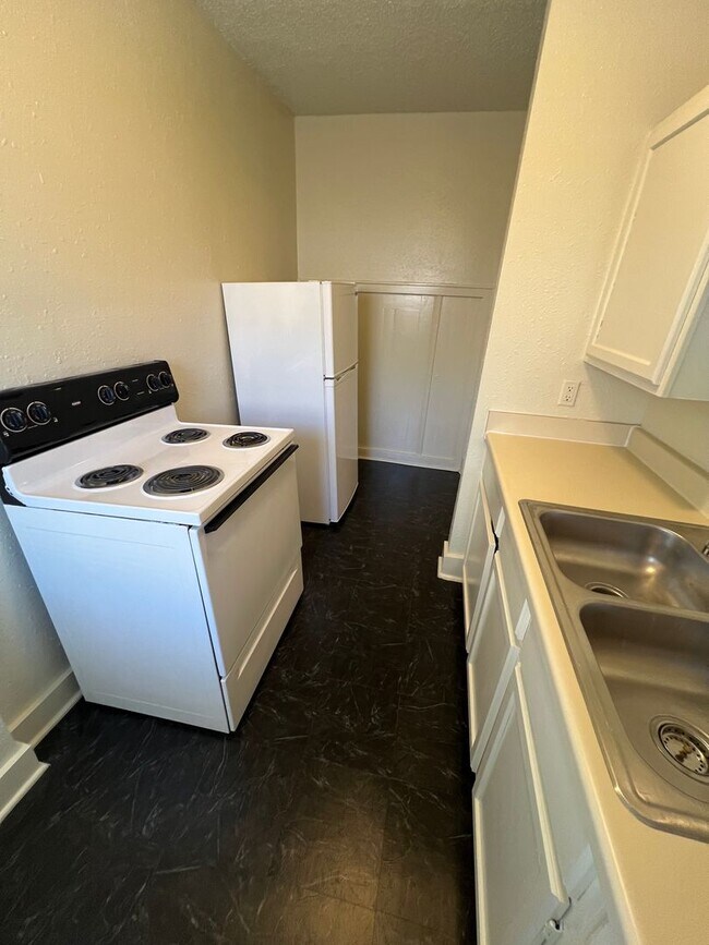 Building Photo - Updated Studio in the Paseo District