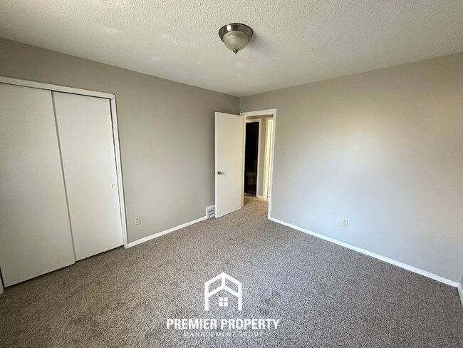 Building Photo - Charming 3BR/2BA Memphis Home w/ Vaulted Ceilings, Fireplace & Fenced Backyard