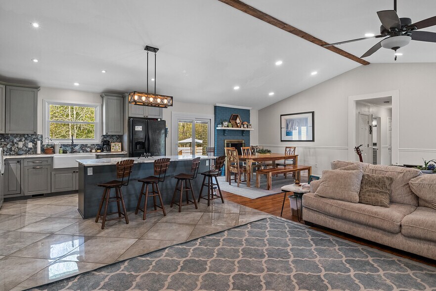 Building Photo - 358 Twin Oaks Dr