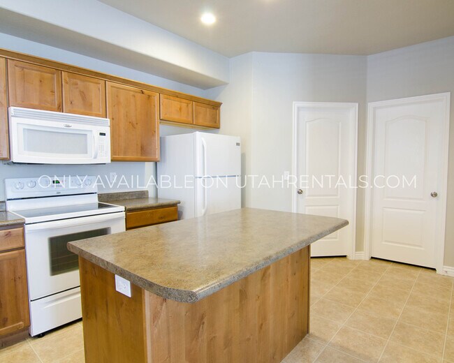 Building Photo - 1054 W 70 N