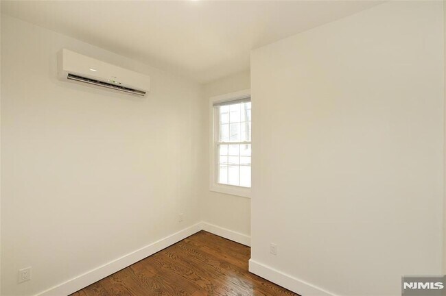 Building Photo - 203 3rd St