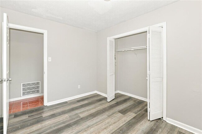 Building Photo - 596 Crestmont Ct