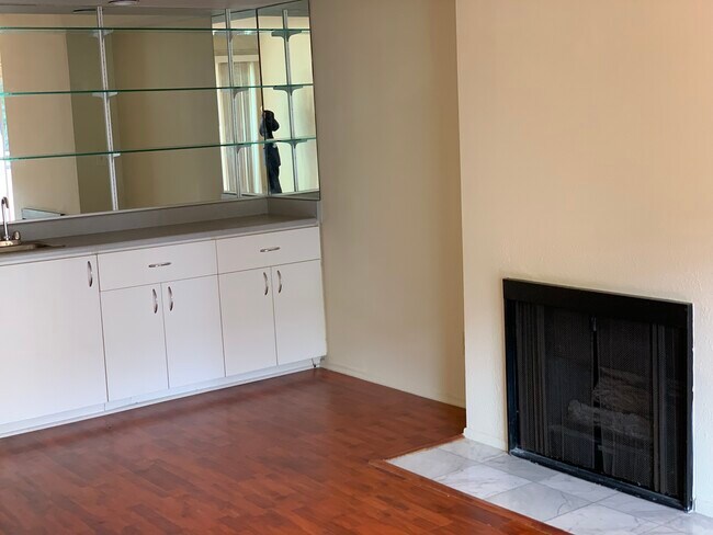 wet bar area - 1427 Saltair S Ave