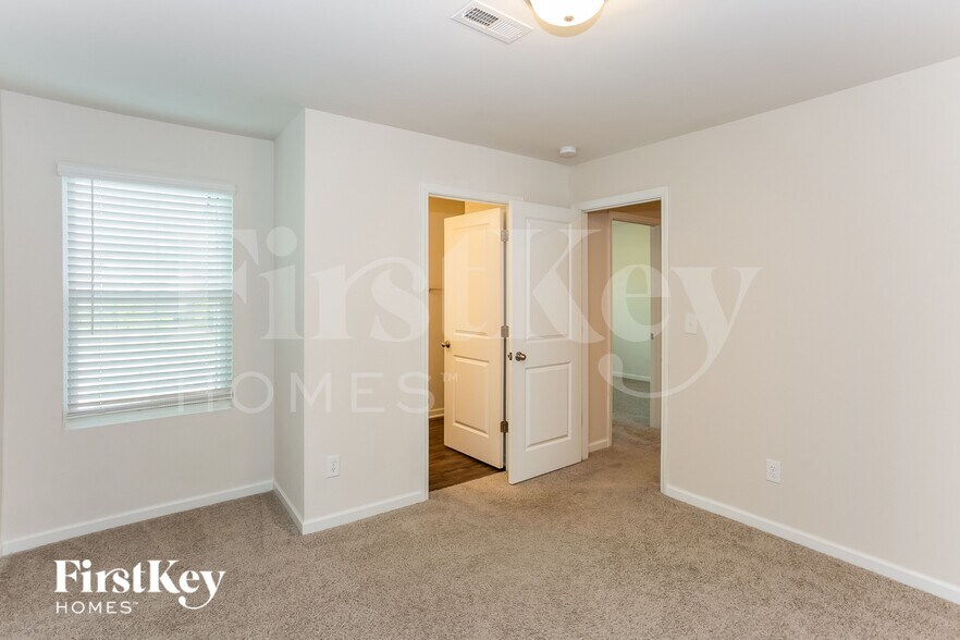 Building Photo - 10755 Rivergate Dr NW