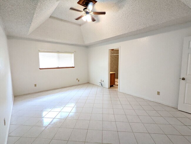 Building Photo - 2913 Lakewood Ct