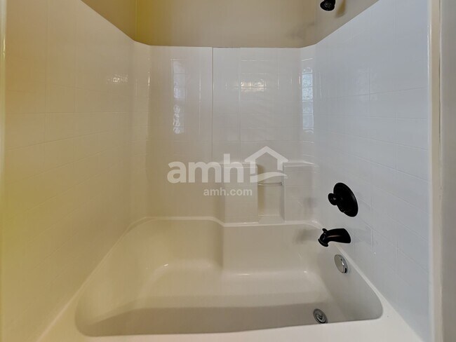 Building Photo - 824 Daybreak Dr