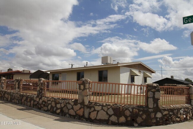 Building Photo - 906 Geronimo Dr