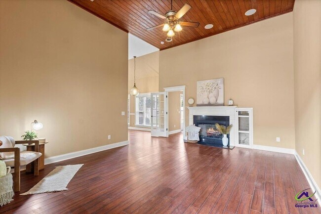 Building Photo - 300 Cheshire Dr