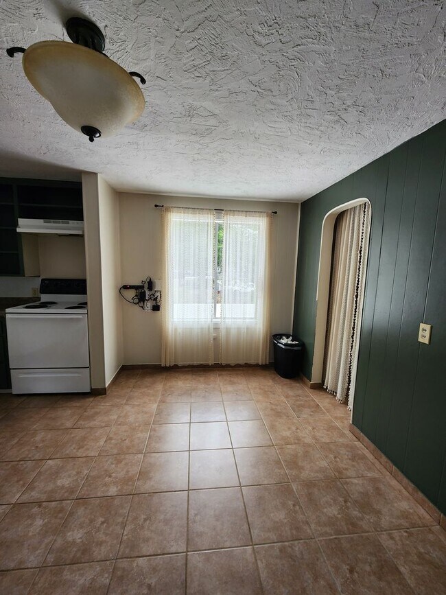 Building Photo - Upstairs Apartment Above Holly Market