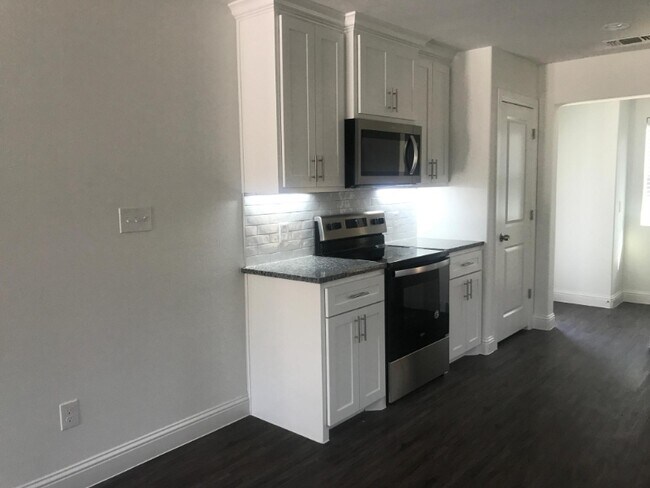 Building Photo - 904 N Bush Ave