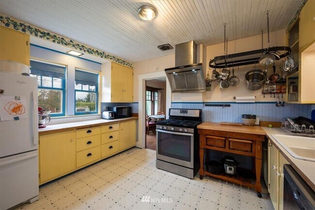 Building Photo - 3 Bedroom 1800 sq ft Cute Farm House with ...