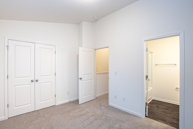 Building Photo - BEAUTIFUL 2 Bedroom Townhome in Midland - January Move In Special 1 Month Free