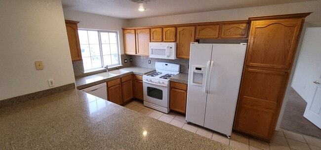 Building Photo - Beautiful Condo in Gated Community with Pool & Spa!