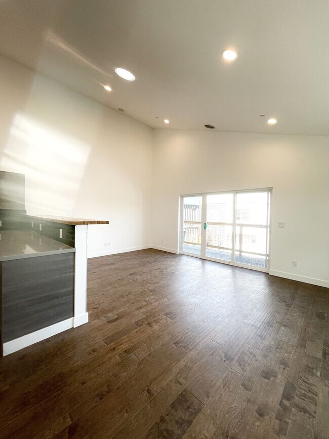 Building Photo - Striking 2BD/2.5 Bath Townhome in MidTown ...