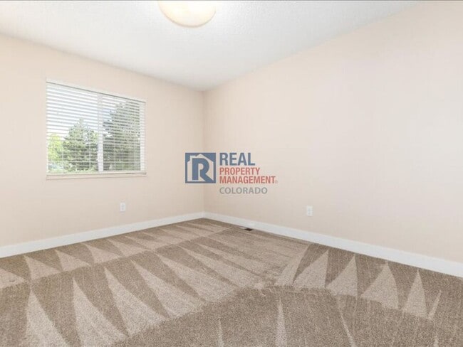 Building Photo - 1424 S Sierra Dr