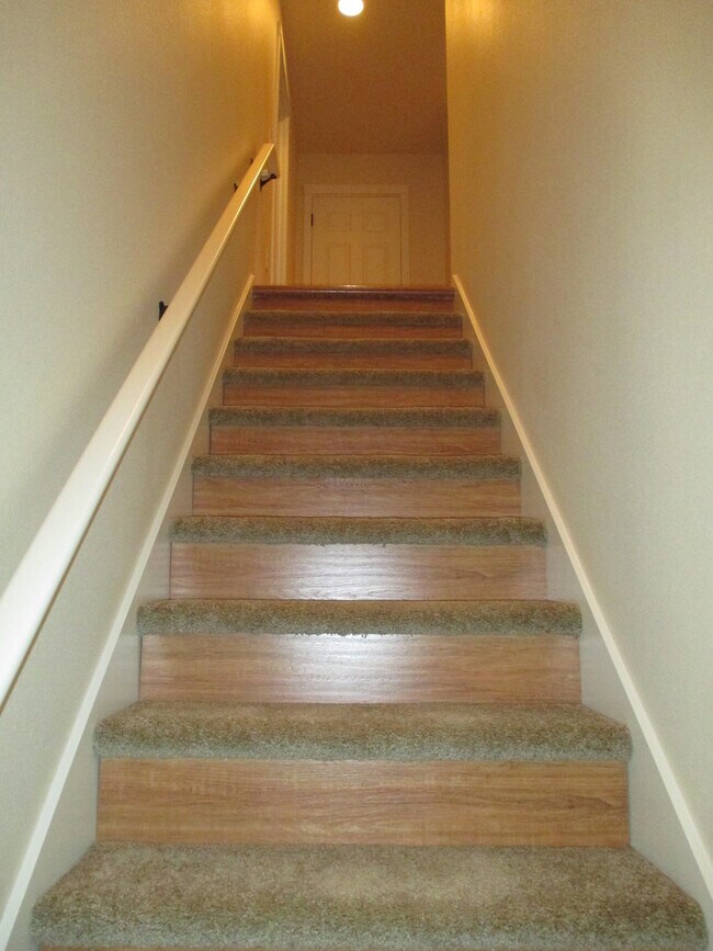 Building Photo - Beautiful Three Bedroom in South Salem