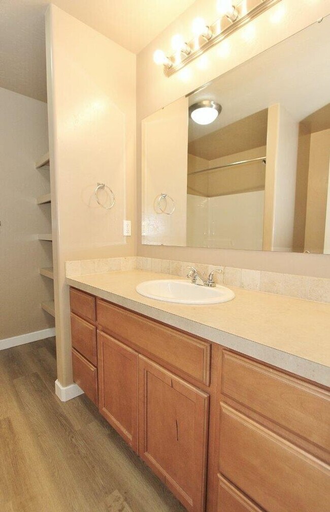 Building Photo - Spacious Single-Level Home on Cul-De-Sac