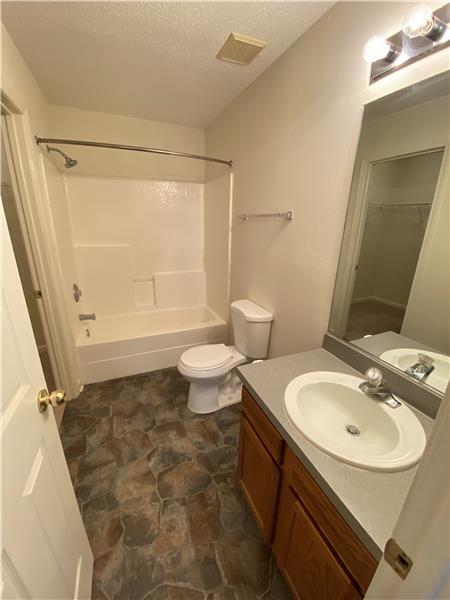 Building Photo - 1007 Towne Pk E Dr