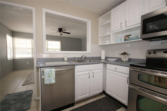 Building Photo - 1415 Hamlet Ave