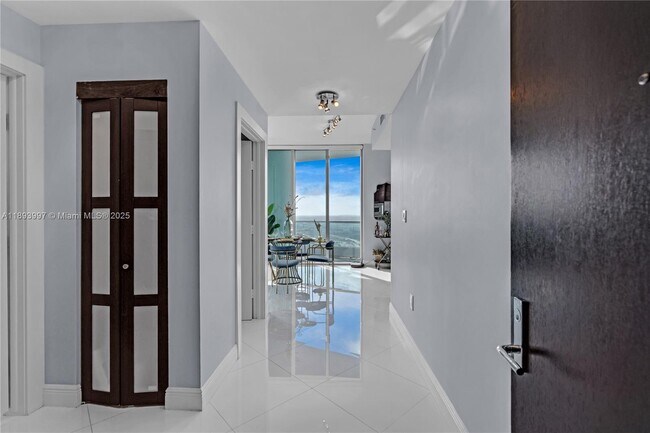 Building Photo - 900 Biscayne Blvd