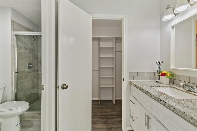 Building Photo - 2324 Shadowdale Dr