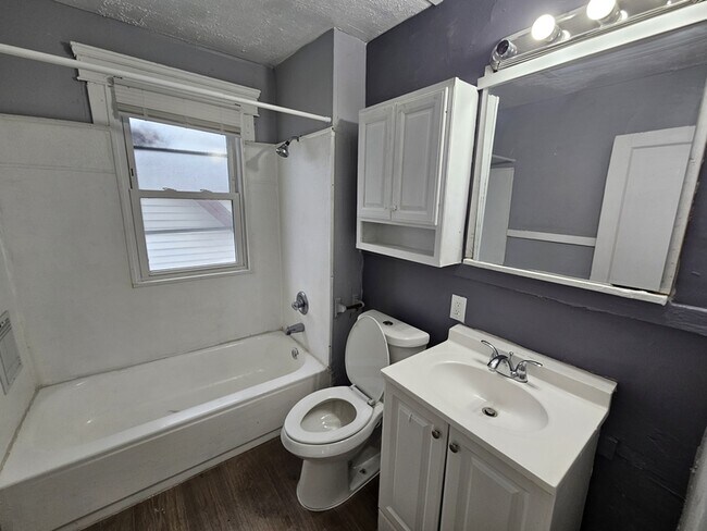 Building Photo - 10602 Earle Ave